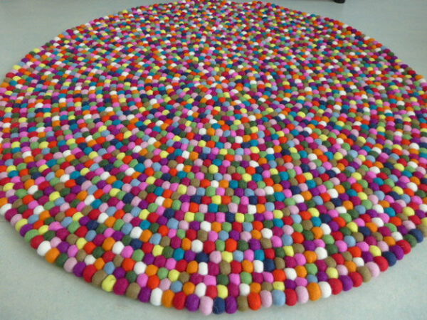 Filz-Teppich aus kunterbunten Filzkugeln, 140 cm