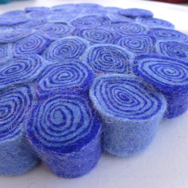 Filz-Untersetzer \"Biskuitrolle\" blau – Bild 3
