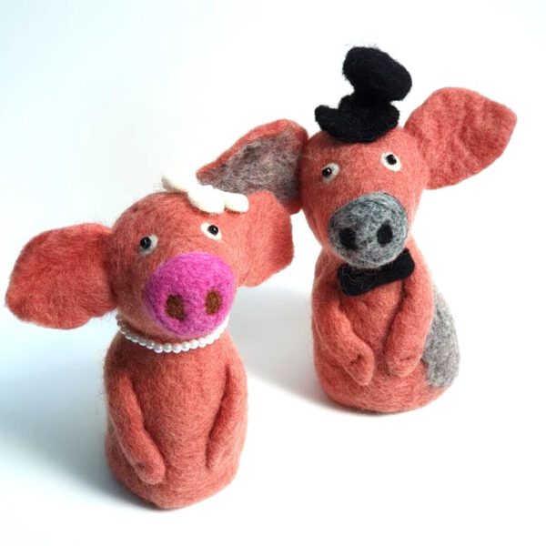 Originelles Geschenk: Brautpaar Schwein als Filz-Eierwärmer – Bild 6
