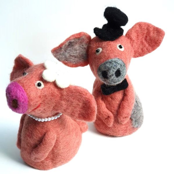 Originelles Geschenk: Brautpaar Schwein als Filz-Eierwärmer – Bild 5