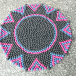 Stern-Teppich-aus-Filzkugeln,-grau-pink-blau