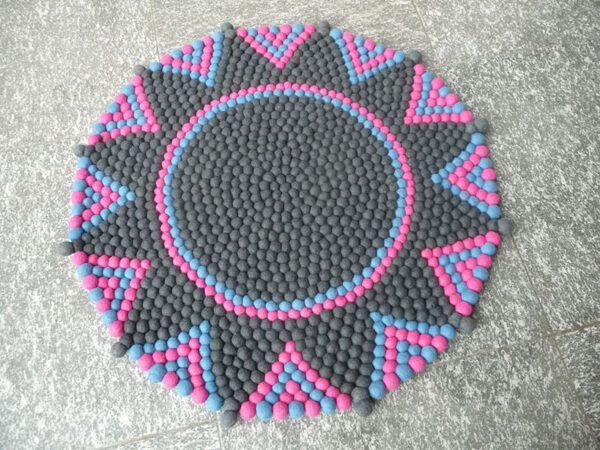 Stern-Teppich-aus-Filzkugeln,-grau-pink-blau