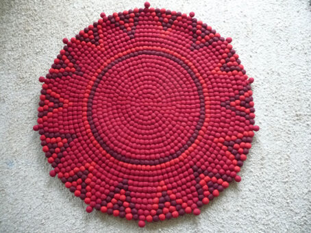 Stern-Teppich-aus-Filzkugeln,rot