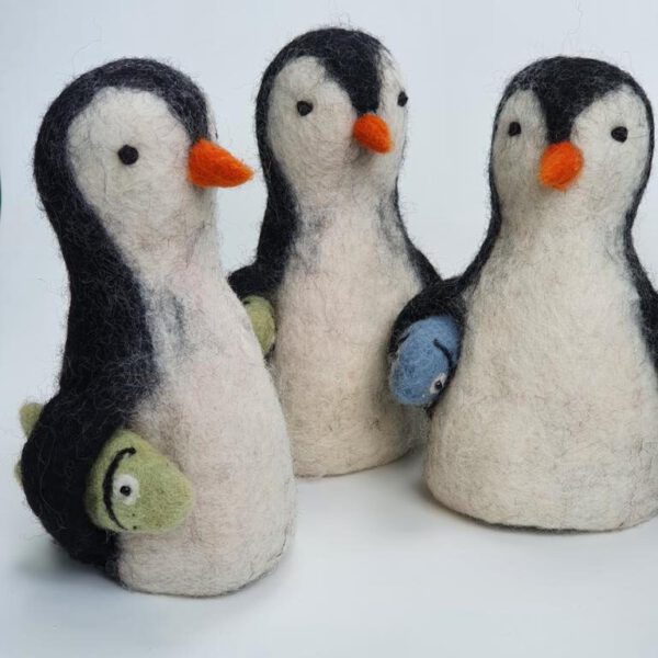 Filzeierwaermer-Pinguin-mit-fisch
