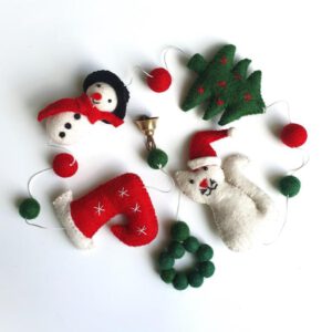 Weihnachtsgirlande aus Filz mit Katze, Schneemann, Tanne, Stiefel und Glocke