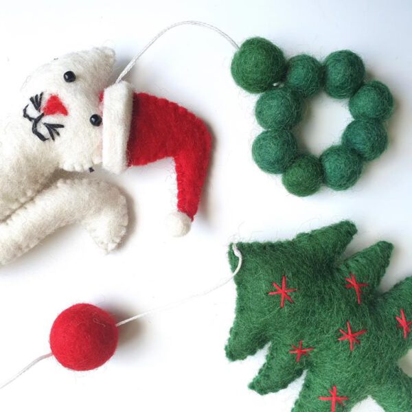 Weihnachtsgirlande aus Filz mit Katze, Schneemann, Tanne, Stiefel und Glocke – Bild 4