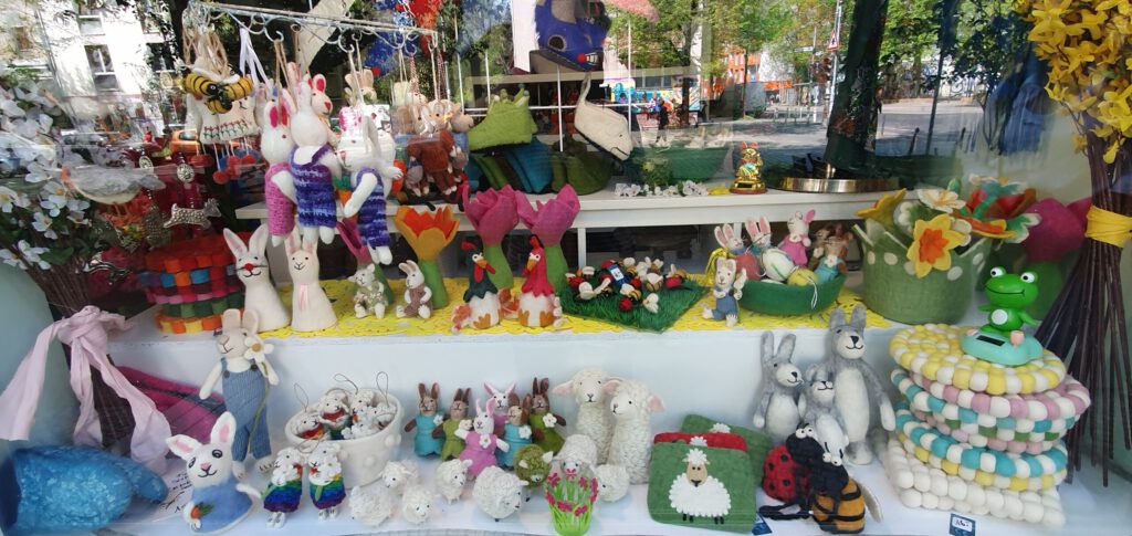 Lela-Land-Oster-Fenster