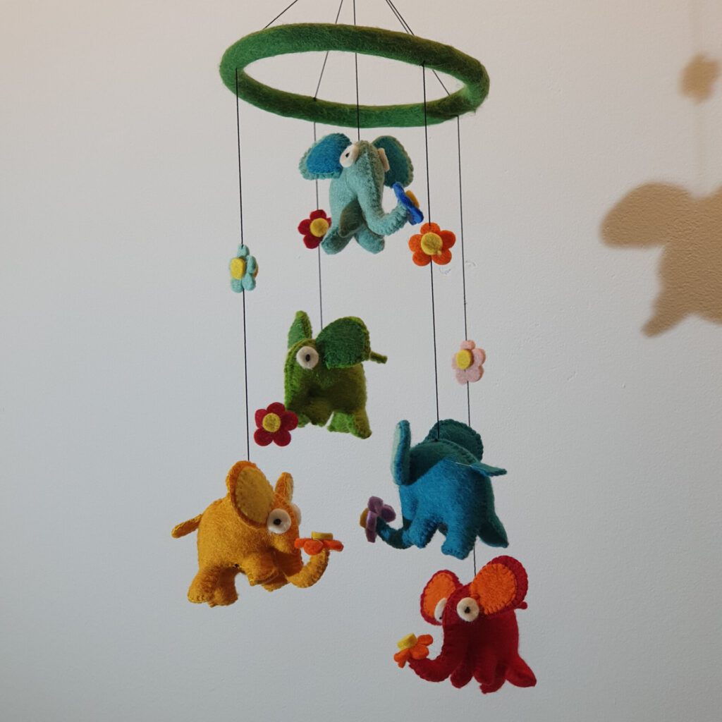 Handgemachte Babygeschenke/ Mobiles aus Filz 3 Liebevolles Filzmobile mit Elefanten & Blumen