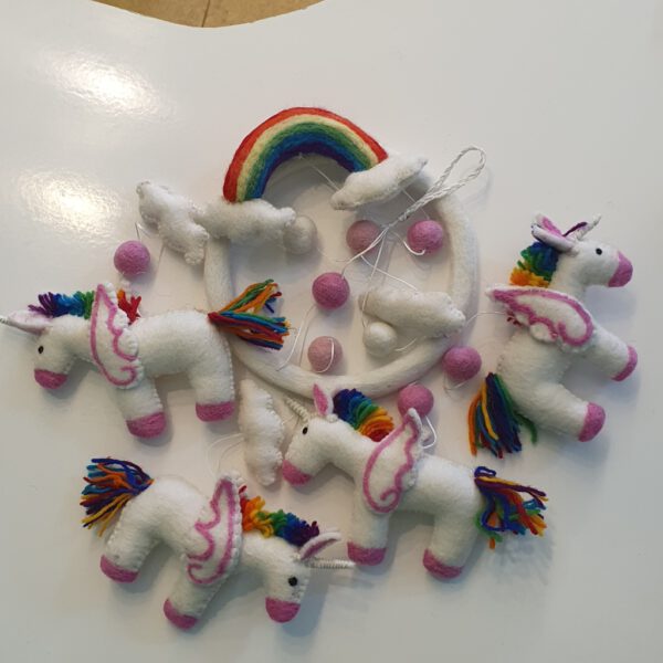 Zauberhaftes Filzmobile mit Einhörnern und Regenbogen