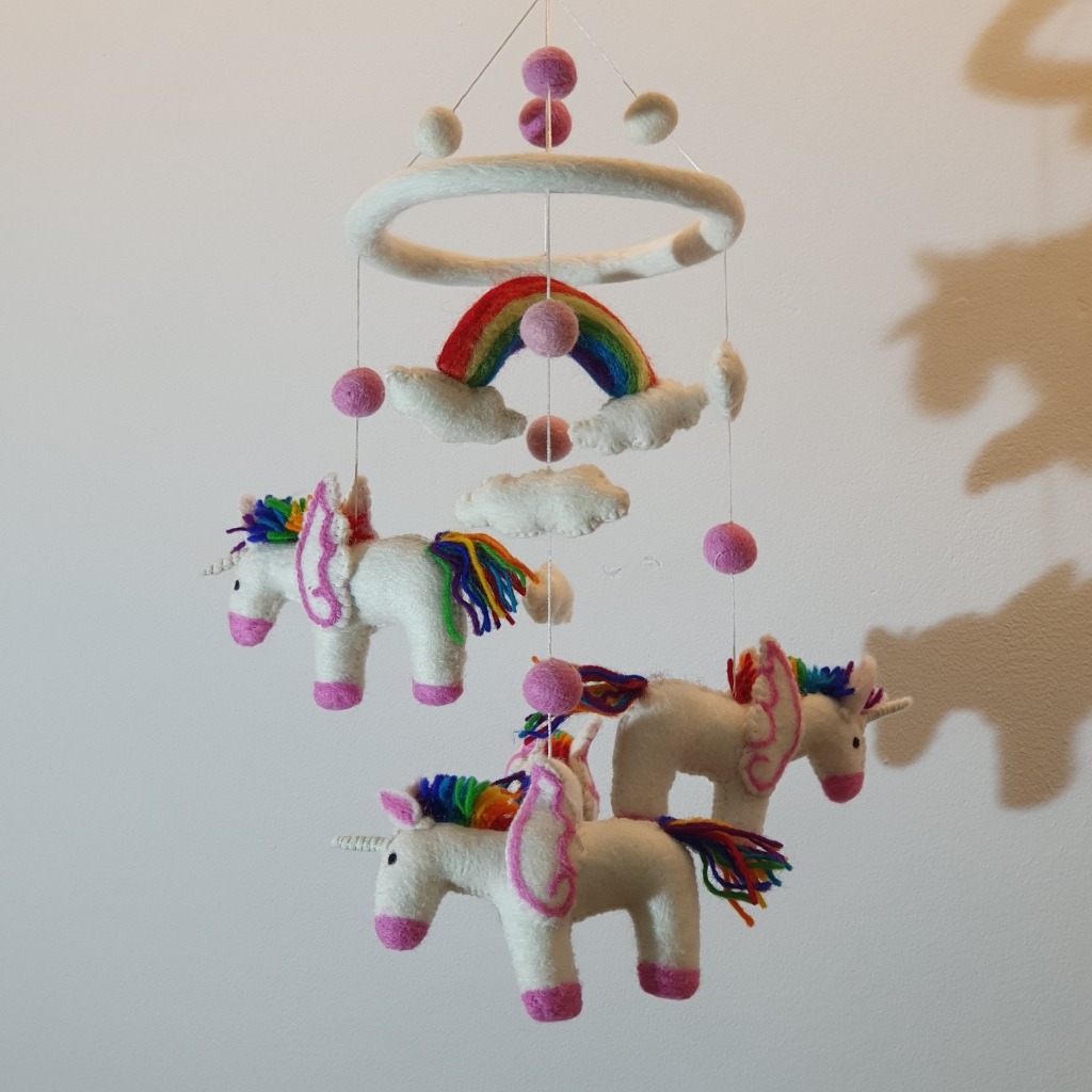 Filzmobile Einhorn | Handgemachtes Regenbogen-Mobile für Babys 1 Filzmobile Einhorn - drei Filzeinhörner, eine Regenbogen und Wolken, alle an Fäden hängend