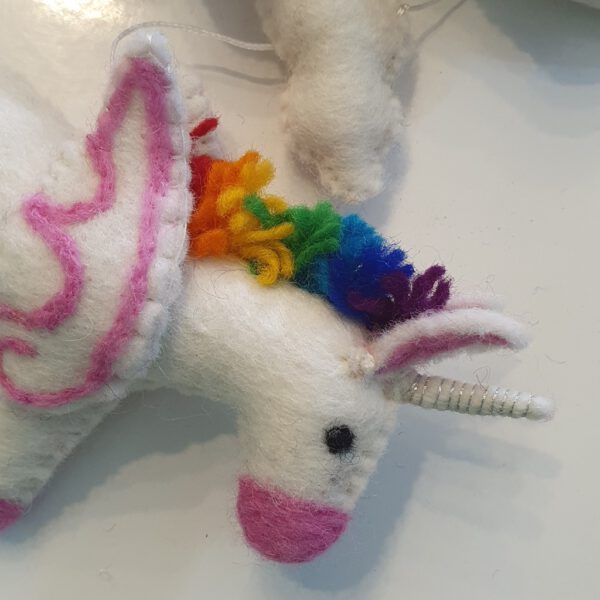 Zauberhaftes Filzmobile mit Einhörnern und Regenbogen
