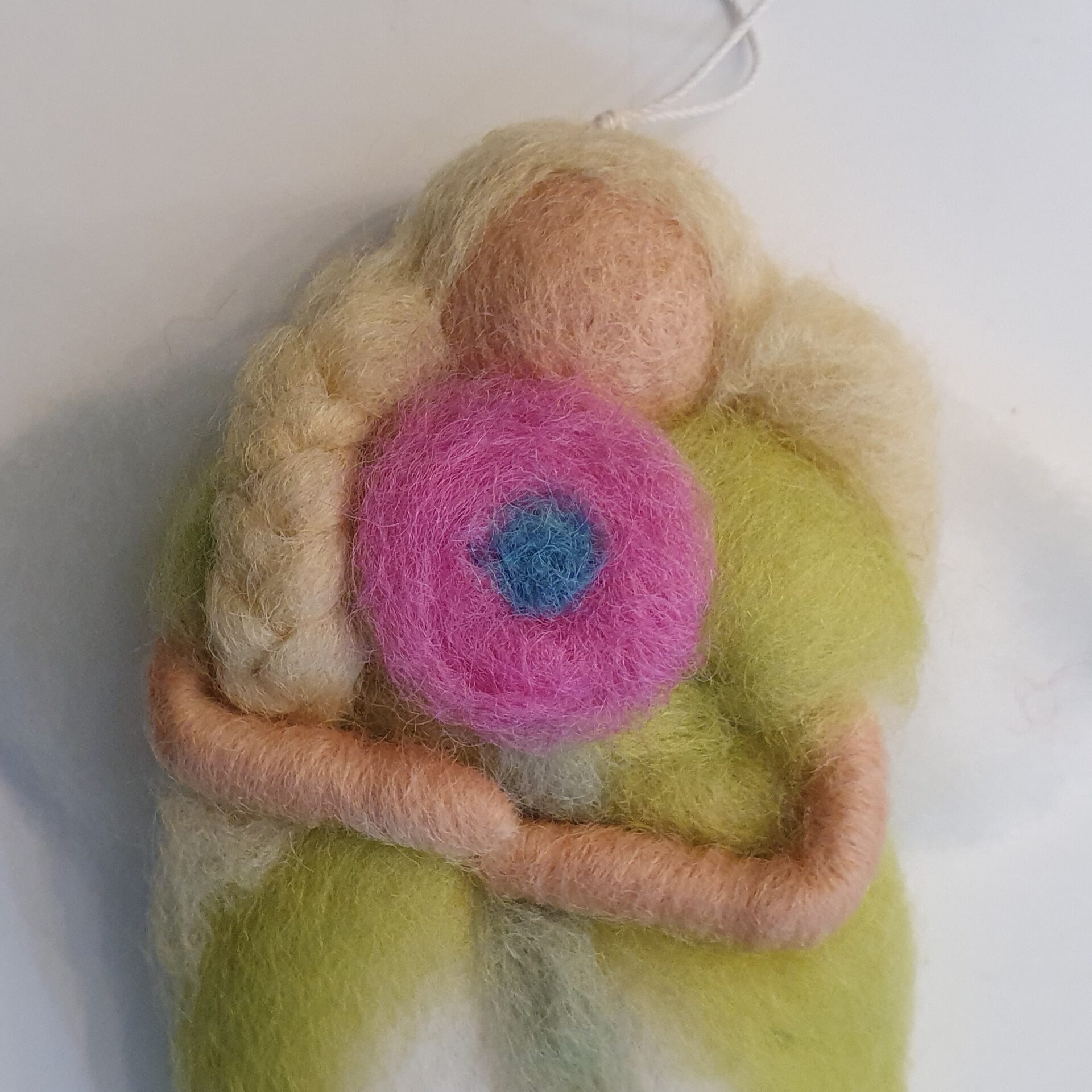 Engel aus Märchenwolle, grün 2 Engel aus Märchenwolle, grün – Bild 2