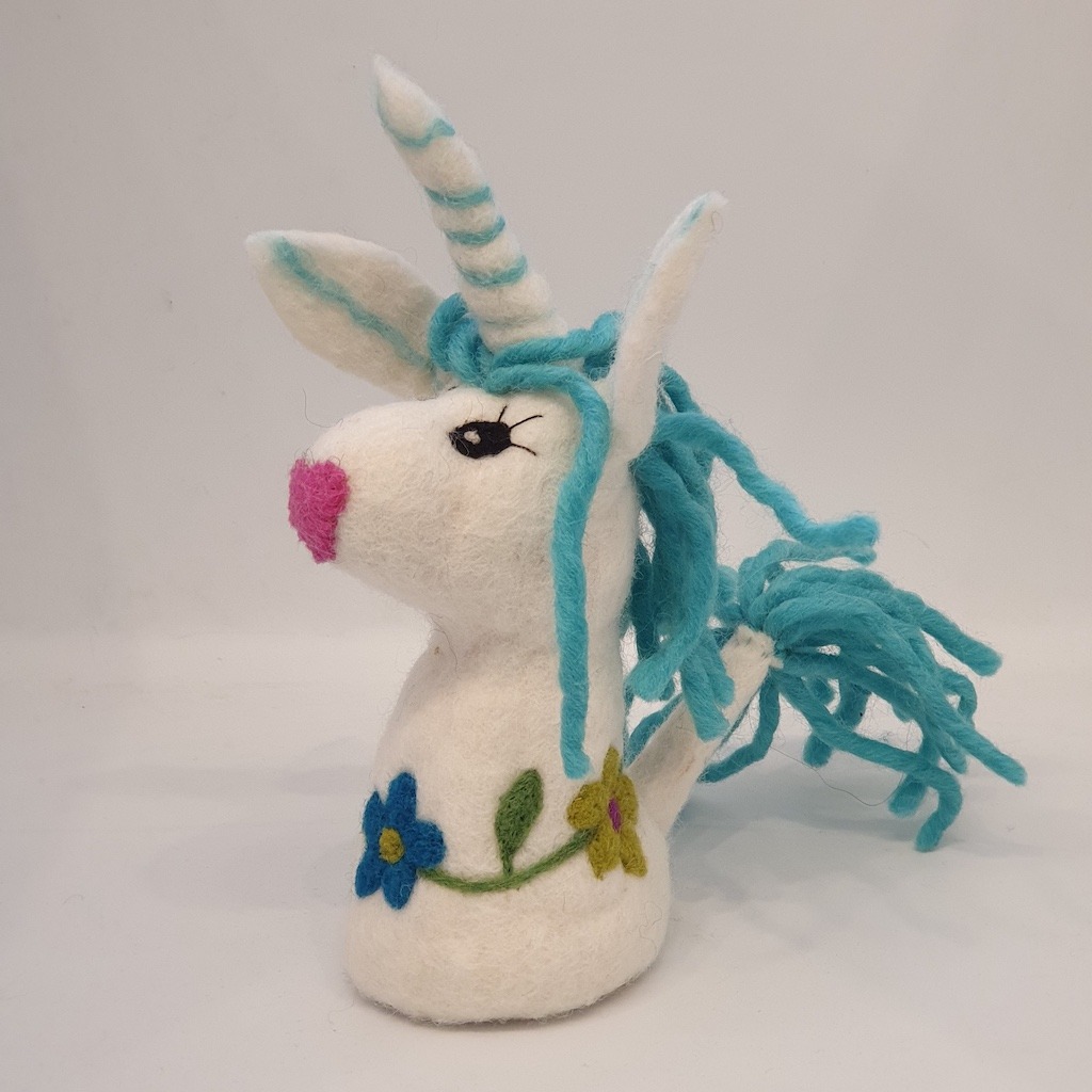 🦄 Handgefertigter Filz Eierwärmer „Einhorn“ - blauen Fransen - Lela Levanas Filzeierwärmer Einhorn mit blauen Fransen