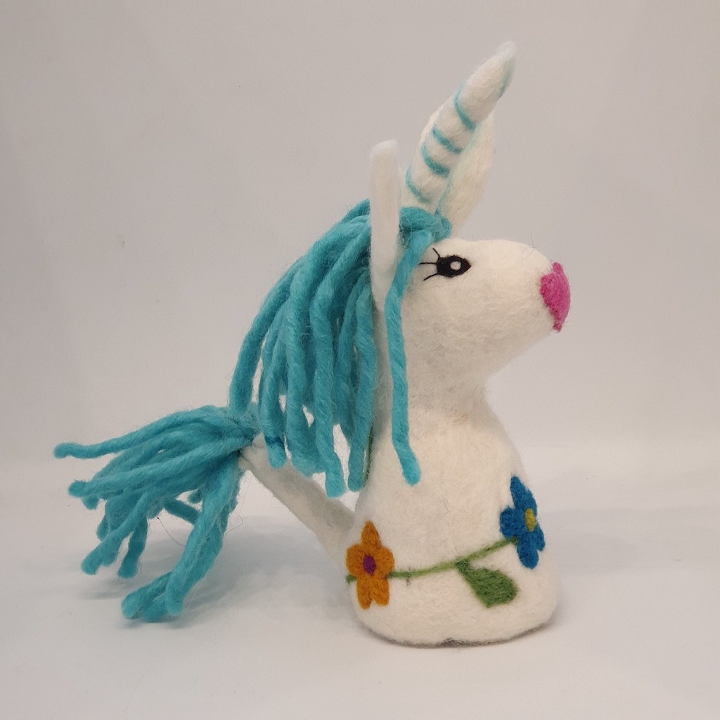 🦄 Handgefertigter Filz Eierwärmer „Einhorn“ - blauen Fransen - Lela Levanas Filzeierwärmer Einhorn mit blauen Fransen
