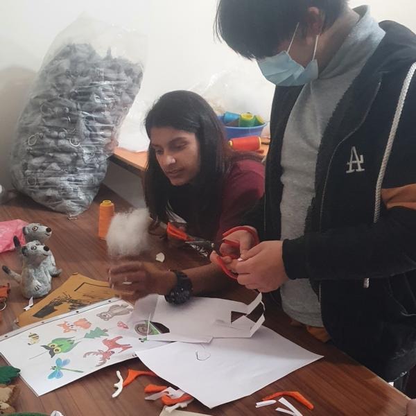 Von der Skizze zum Kunstwerk: Wie unser Waldtiere-Filz Mobile in Nepal entsteht - Lela Levanas Zuschneiden der Schablonen