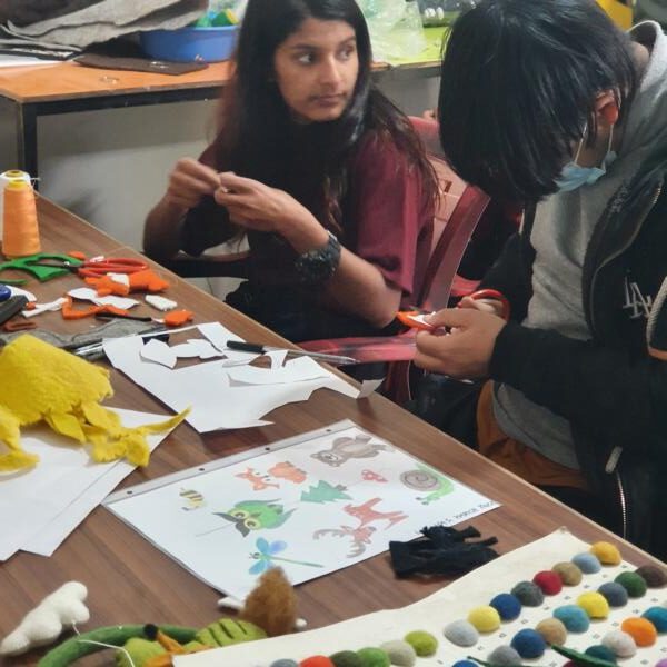 Von der Skizze zum Kunstwerk: Wie unser Waldtiere-Filz Mobile in Nepal entsteht - Lela Levanas Konzentrierte Teamarbeit