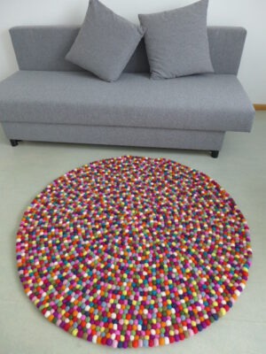 Bunter Teppich aus Filzkugeln, 120 cm